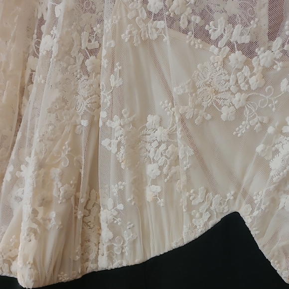 Unique Vintage Elegant Black and Cream Wiggle Dress - Picture 2 of 4